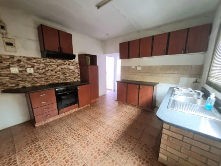 Comfortable 2-Bedroom Unit with Full Amenities – Close to Shops & Transport