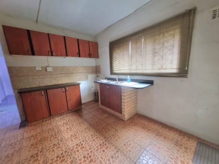 Comfortable 2-Bedroom Unit with Full Amenities – Close to Shops & Transport