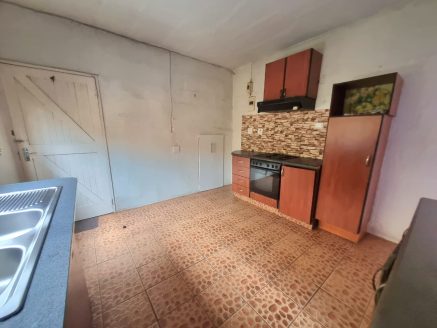 Comfortable 2-Bedroom Unit with Full Amenities – Close to Shops & Transport