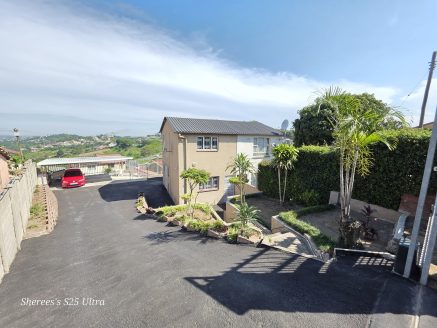 Modern semi-detached 2 Bedroom property in Shallcross