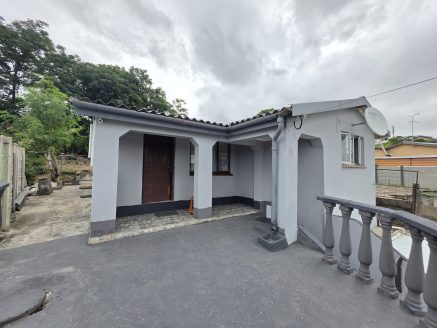 3 Bedroom mainbuilding + 1 Bedroom outbuilding in Bayview
