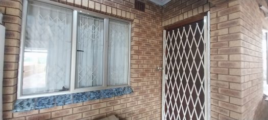 1 Bedroom bachelor unit on a shared property in Mobeni heights