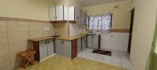 1 Bedroom bachelor unit on a shared property in Mobeni heights