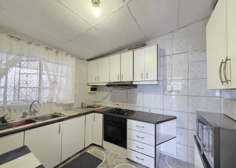 3 Bedroom mainbuilding + 1 Bedroom outbuilding in Bayview