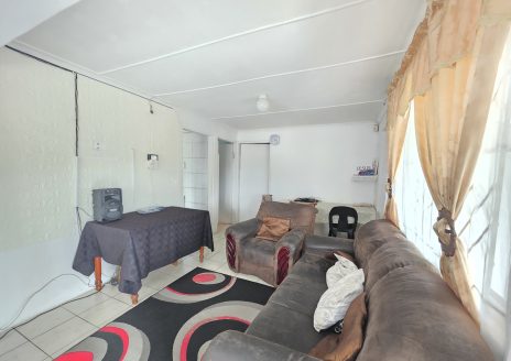3 Bedroom mainbuilding + 1 Bedroom outbuilding in Bayview
